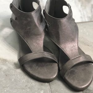 Pierre Dumas gray metallic sandals